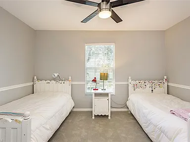 Bedroom with two beds and a central nightstand